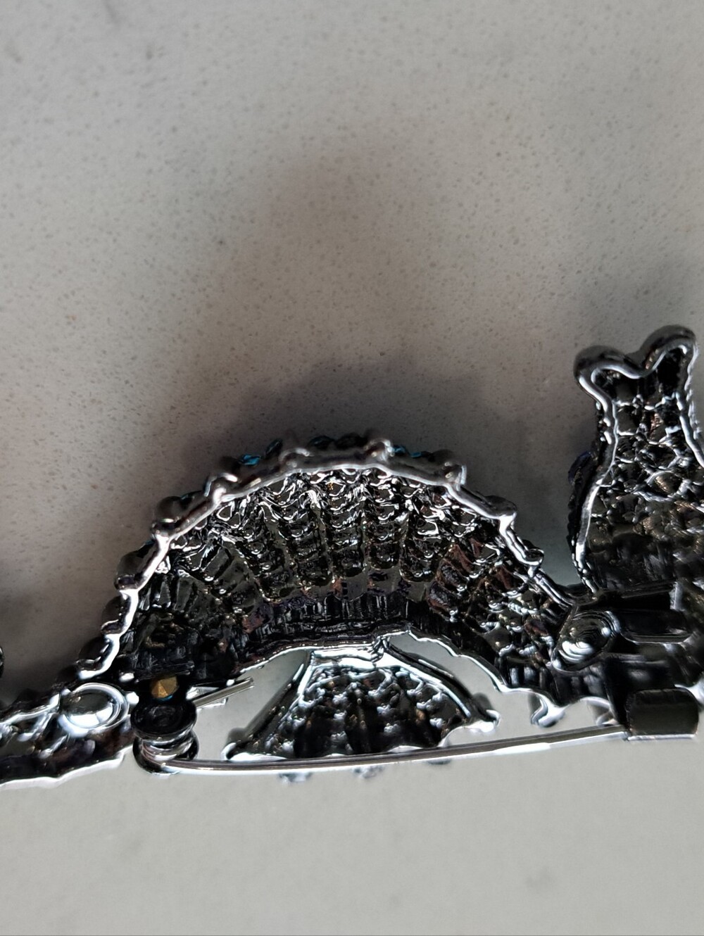 Sparkling Seahorse Pin Brooch - Picture 3 of 4
